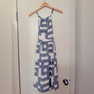 Storee preworn size small. Super cute casual dress. Blue and white pattern.